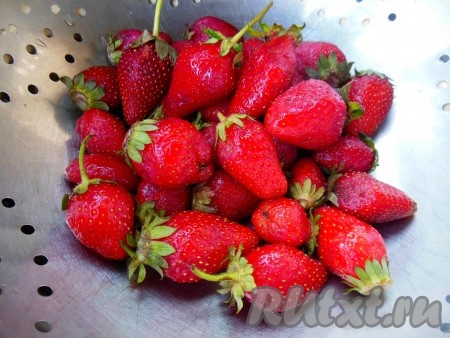 Выложите ягоды в дуршлаг, чтобы стекла вода.