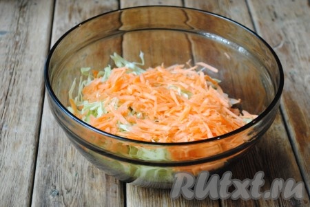 Очищенную морковь натереть на крупной тёрке, также можно воспользоваться тёркой для корейской морковки. Выложить натёртую морковь к капусте.