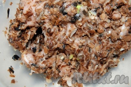 Смешать мясной и грибной фарш, добавить мелко нарезанный репчатый лук, соль, перец по вкусу.