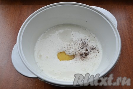 В кефир (или йогурт) добавить сырое яйцо, соль и перец, перемешать венчиком.
