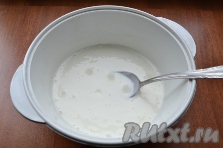 К йогурту или кефиру комнатной температуры добавить соду, перемешать, оставить на 15 минут. Сода должна погаситься и появятся пузырьки.