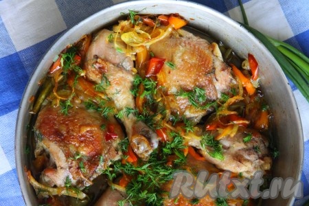 Курица, запеченная с перцем в духовке