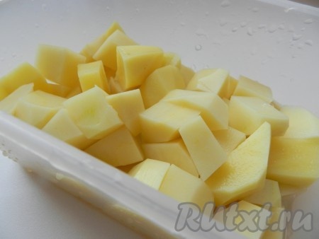 Очистить и нарезать картофель кубиками.
