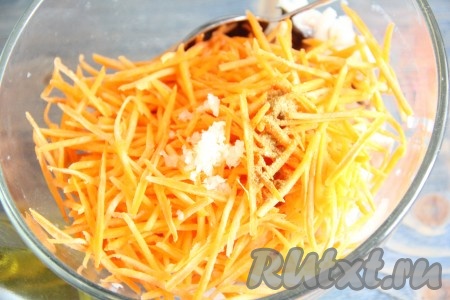 Затем добавить морковь, приправу для корейской моркови, соль и чеснок, пропущенный через пресс, хорошо перемешать.