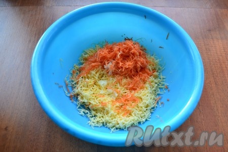 Сыр и морковь натереть на средней или мелкой терке, добавить пропущенный через пресс чеснок.