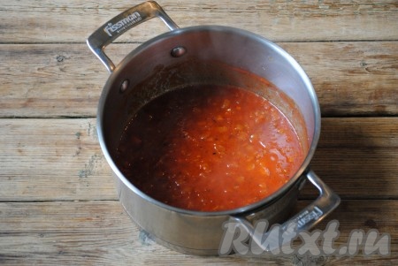 Проварить ещё пару минут и соус из томатной пасты готов.
