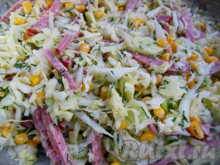 Яркий, вкусный, сочный салат с капустой, колбасой и кукурузой готов.
