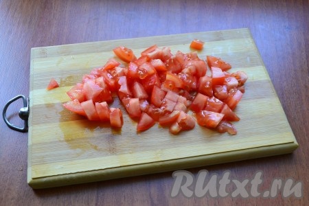 Свежий помидор также нарезать кубиками.
