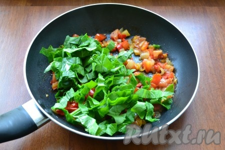 Добавить к овощам шпинат (если крупные листья - нарезать их).
