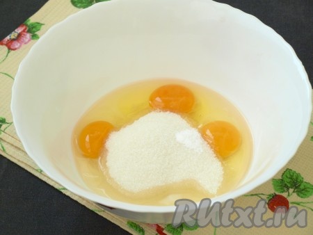 Пока готовится заливка, можно поставить форму с тестом в холодильник, но я не ставила. Для приготовления заливки в миску поместить яйца и сахар, взбить миксером.
