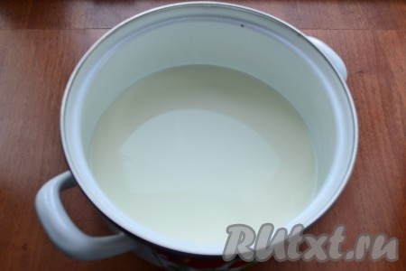 В кастрюлю влить молоко, добавить соль и довести его до кипения.