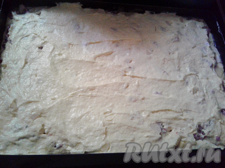 Сверху выкладываем оставшееся тесто и разравниваем. Ставим пирог в разогретую духовку и выпекаем при температуре  180 градусов около 40 минут.
