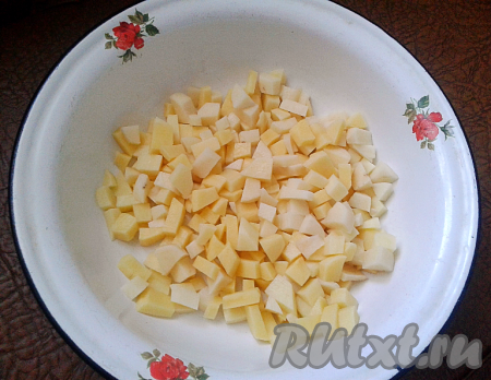 Картофель чистим, режем на маленькие кубики.
