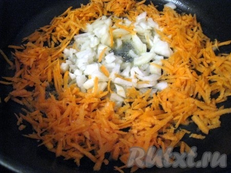 Почистить морковку и лук. На сковороду выложить сливочное масло, добавить мелко нарезанный лук и натёртую морковь, обжарить овощи, помешивая, на среднем огне в течение 7 минут.