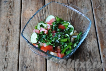 Петрушку (или другую зелень) вымыть, мелко нарезать и добавить в овощной салат с сухариками. Посолить поперчить, заправить подсолнечным (или оливковым) маслом, перемешать. 