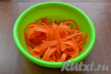 Морковь нарезать тонкими слайсами с помощью овощечистки.
