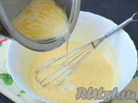 Растопить сливочное масло, слегка остудить, затем смешать его с кефиром и добавить к взбитым яйцам, перемешать.