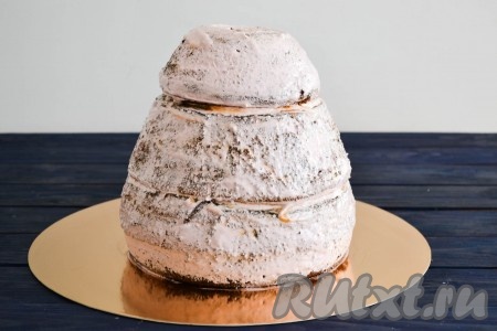 2-3 столовые ложки белково-заварного крема выложить на торт и с помощью шпателя разровнять по всей поверхности торта.
