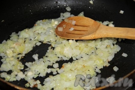 Вначале приготовим начинку для лазаньи. Обжариваем мелко нарезанный лук на сковороде. 

