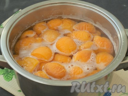 Проварить абрикосы 5 минут с момента закипания воды на среднем огне.
