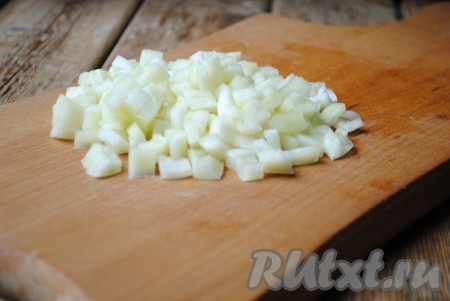 Болгарский перец разрезать, удалить семена и перегородку, промыть, затем нарезать на небольшие кубики. 