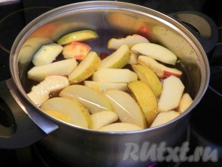 Опустить яблоки и крыжовник в кипящую воду, довести компот до кипения.
