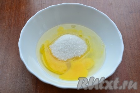Для приготовления заливки к яйцам добавить сахар и ванилин.
