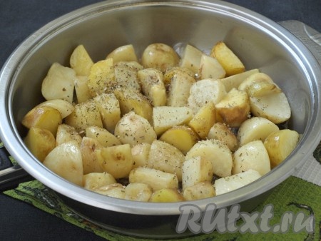В сковороде разогреть подсолнечное масло и слегка обжарить на среднем огне картошку со всех сторон. Посыпать картофель солью и орегано (можно использовать и другие приправы по своему вкусу).
