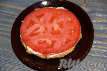  Поверх соуса выложить дольки помидоров.