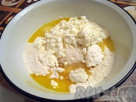 Для приготовления теста соединить растопленный маргарин, немного взбитые яйца, сахар, ванильный сахар, творог и муку с разрыхлителем.
