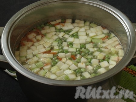 Добавить горошек, не размораживая. Довести суп до кипения, уменьшить огонь и варить около 15 минут (до мягкости картофеля).
