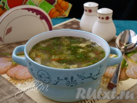 Разлить суп с кабачками и рисом в бульонницы и подать к столу. Очень вкусно!
