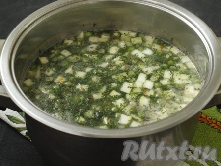 В самом конце добавить в суп соль, перец, прованские травы и измельчённый укроп. Если суп с кабачками и рисом покажется вам слишком густым, добавьте кипячёную горячую воду и доведите до кипения. Выдавить в суп зубчик чеснока. Убрать суп с огня и дать настояться под крышкой 10 минут.
