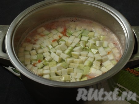 Следом добавить промытый рис, картофель и кабачки.
