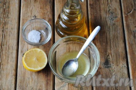Для приготовления заправки соединить лимонный сок, растительное масло и соль по вкусу, хорошо перемешать.