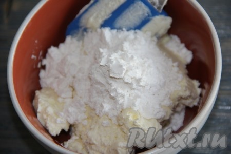 Для приготовления крема в творожный сыр добавить сахарную пудру.
