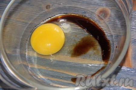 Для приготовления омлета соединить яйцо и соевый соус.
