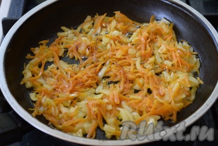 Сковороду, где жарилась печень, вымыть и налить в нее 1 столовую ложку растительного масла, затем добавить лук с морковкой и перемешать.
