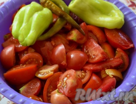 Вымыть овощи. Помидоры нарезать на дольки, болгарский перец очистить от семян, острый перец освободить от плодоножки.
