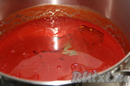 Поставить кастрюлю на огонь и довести томатную смесь до кипения. Влить масло и перемешать.