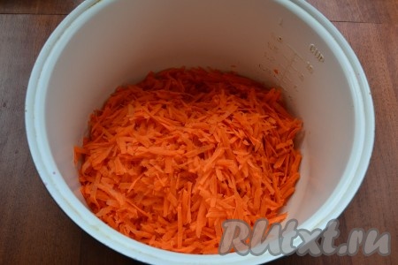 Лук, свеклу и морковку очистить. В чашу мультиварки или кастрюлю поместить натертую на крупной терке морковь.