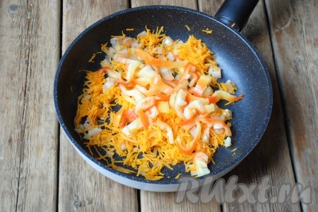 Болгарский перец нарезать полосками и выложить к морковке, обжаренной с луком, и жарить, помешивая, 2-3 минуты. 
