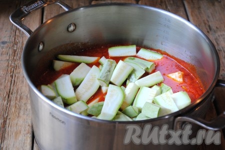 В томатную основу добавить кабачки. Готовить 20 минут на небольшом огне, периодически помешивая. 