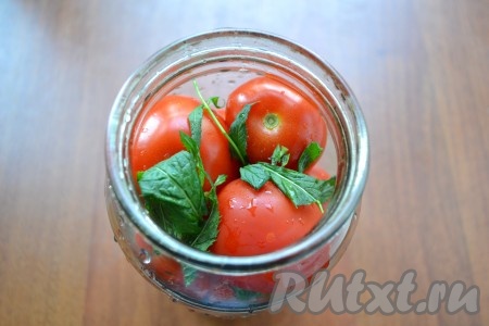 Наполнить плотно банку вымытыми помидорами, чередуя их с оставшейся мятой.