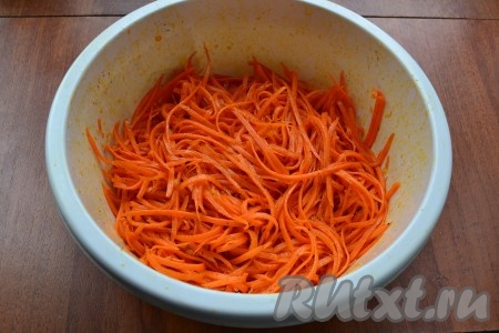 Также добавить красный молотый перец и хорошо морковь перемешать. Миску с морковью накрыть крышкой и поместить в холодильник на 5-6 часов, лучше - на ночь.
