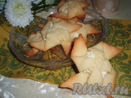 Подать очень вкусное и красивое печенье с творожно-кокосовой начинкой к чаю или кофе.

