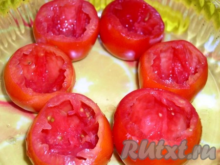 С каждого помидора срезаем верхушку и осторожно с помощью ложки удаляем семена из помидорчиков. У нас должны получиться "стаканчики" из помидоров, как на фото.
