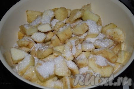 Переложить яблоки в кастрюлю, в которой будет вариться пюре. Посыпать дольки сахаром, влить к яблокам воду и перемешать.
