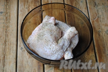 Сложить кусочки курицы в миску, добавить соль, чёрный молотый перец и прованские травы, перемешать, стараясь втирать приправы в мясо. 
