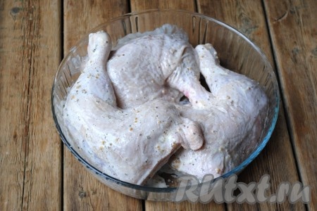 Выложить кусочки курицы в жаропрочную форму и полить маринадом, в котором они мариновались. Смазывать форму ничем не надо.
